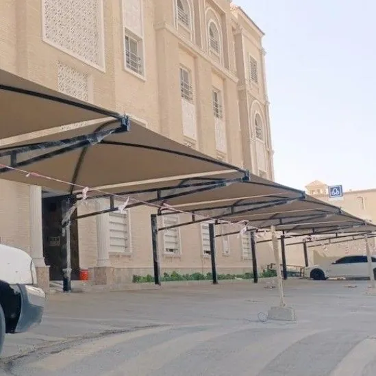 مظلات مواقف — واجهة مبنى سكني