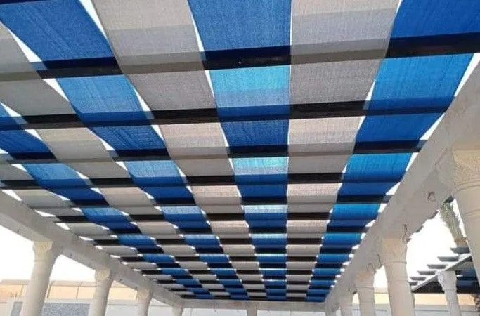 برجولة قماش متعدد الألوان — ساحة خارجية