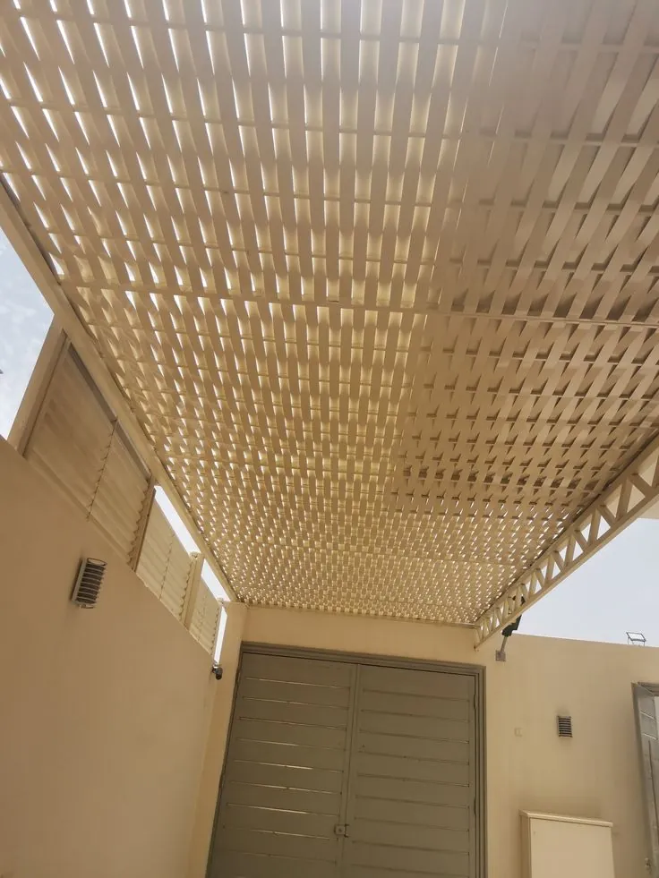 برجولة ألواح متشابكة — سطح فيلا