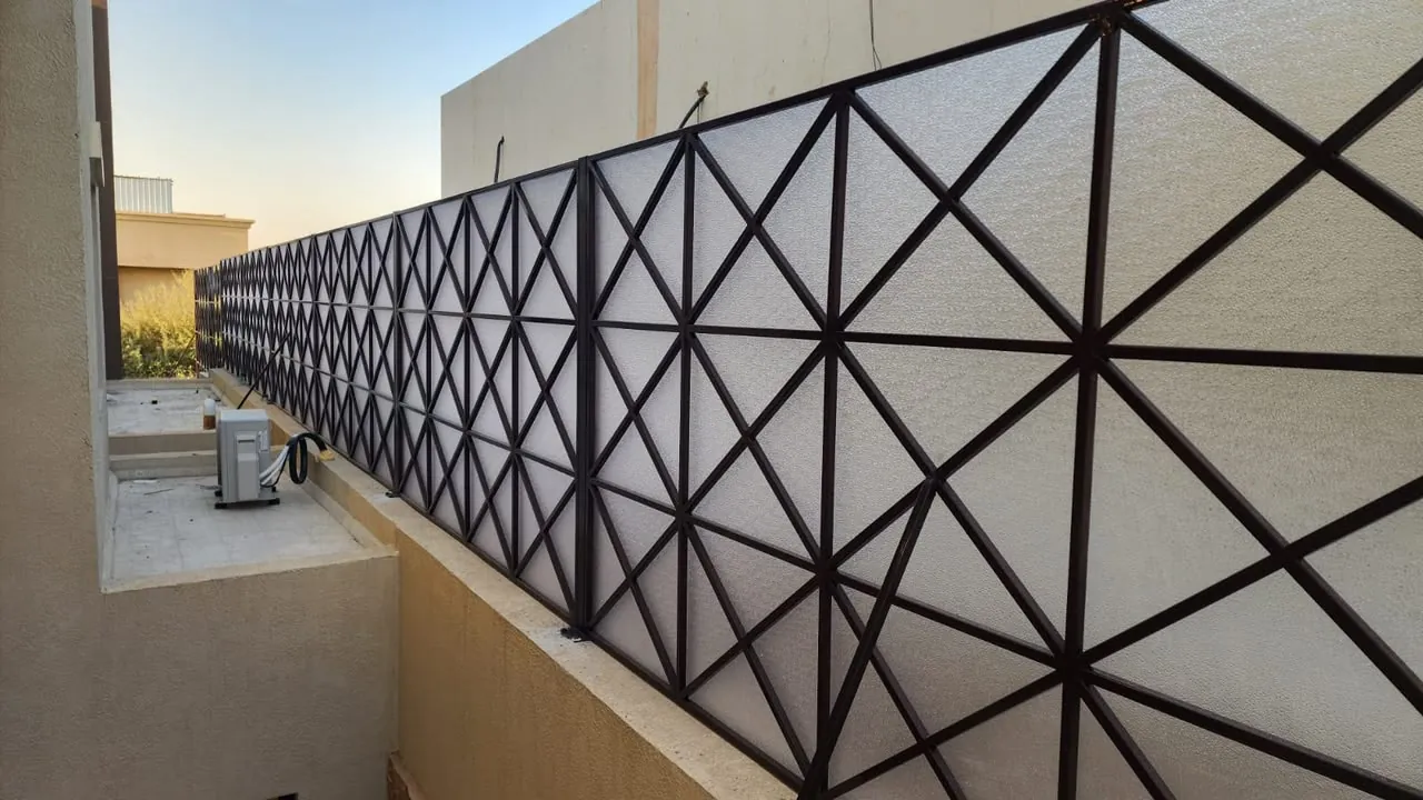 ساتر لكسان بإطار حديدي معيني على سطح فيلا