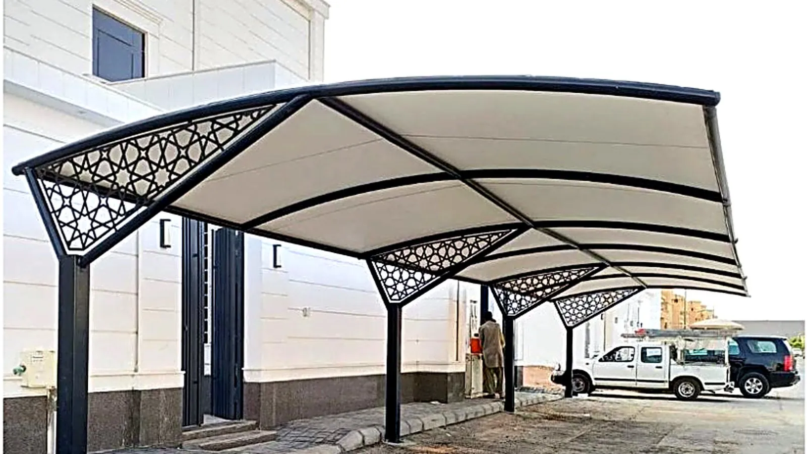 مشروع مظلات مواقف سيارات بأقواس متكررة وزخارف هندسية