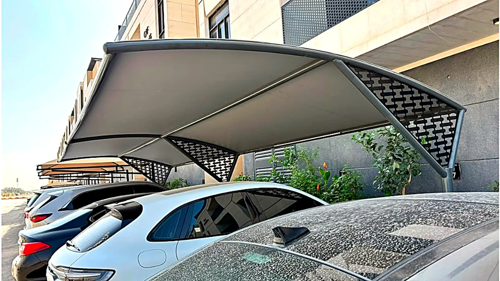 مشروع مظلات مبنى سكني في الرياض — مظلة سيارات منحنية بألواح ليزر